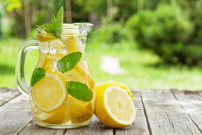 manfaat infused water lemon
