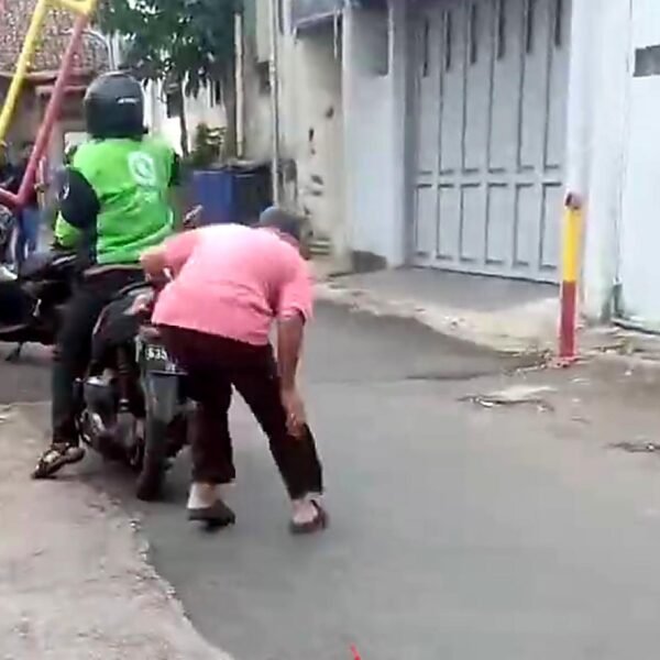 Viral Pria Berjaket Ojol Tembak Lansia di Bandung