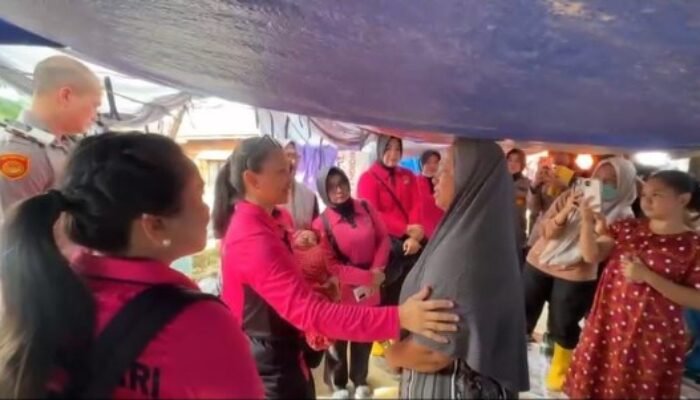 Ketum Bhayangkari Beri Bantuan di Pengungsian Aceh Tamiang, Hibur dan Kuatkan Korban.