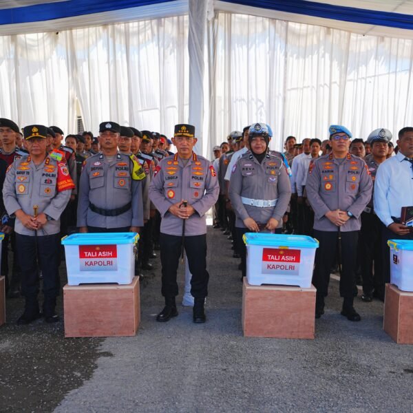 Kapolri Beri Motivasi dan Apresiasi kepada Anggota Polri Terdampak Bencana di Sumbar.