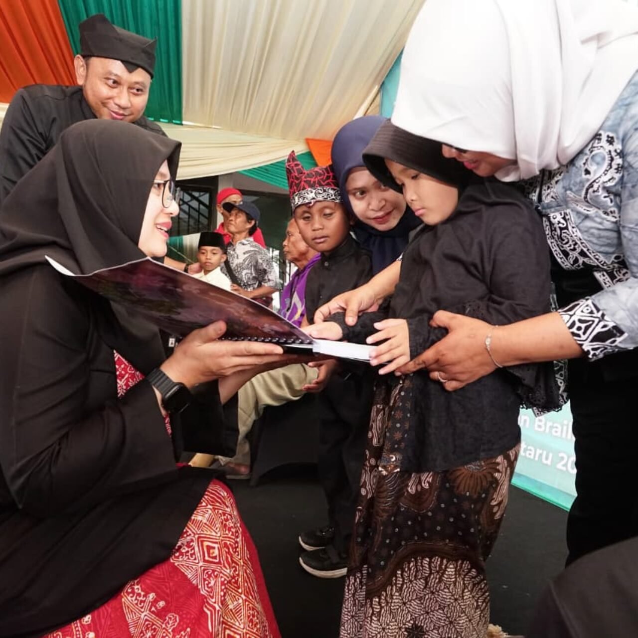 Bupati Ipuk Bersama Disabilitas Serahkan Bantuan Kaki Palsu hingga Al-Qur’an Braille di Hari HARJABA ke-254.