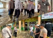 Kapolri Tinjau Pembersihan SD dan Masjid Terdampak Bencana di Aceh Tamiang.