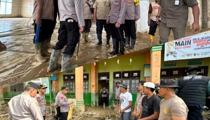 Kapolri Tinjau Pembersihan SD dan Masjid Terdampak Bencana di Aceh Tamiang.