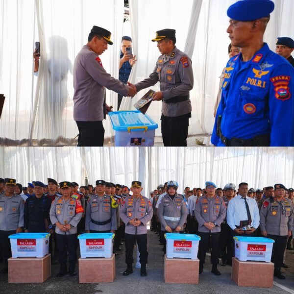 Wujud Empati, Kapolri Beri Bantuan kepada Anggota Polri Korban Bencana di Sumbar.