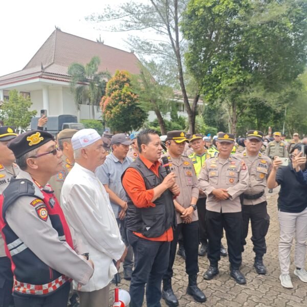 POLRES BANYUASIN GELAR PENGAMANAN DAN MONITORING AKSI MASYARAKAT DI KANTOR BUPATI