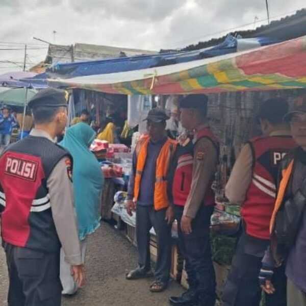 Patroli Jalan Kaki Polres Banyuasin, Wujud Kehadiran dan Pencegahan 3C di Pasar Pangkalan Balai