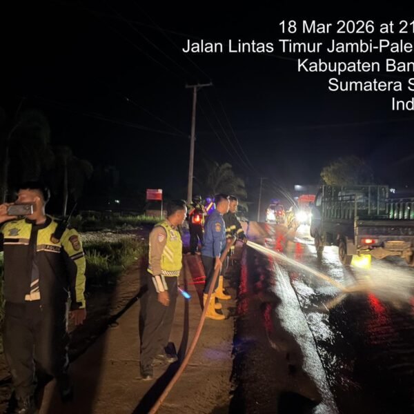 Cegah Kecelakaan, Kabag Ops Polres Banyuasin Pimpin Langsung Pembersihan Tumpahan Solar di SPBU Sedompo Betung