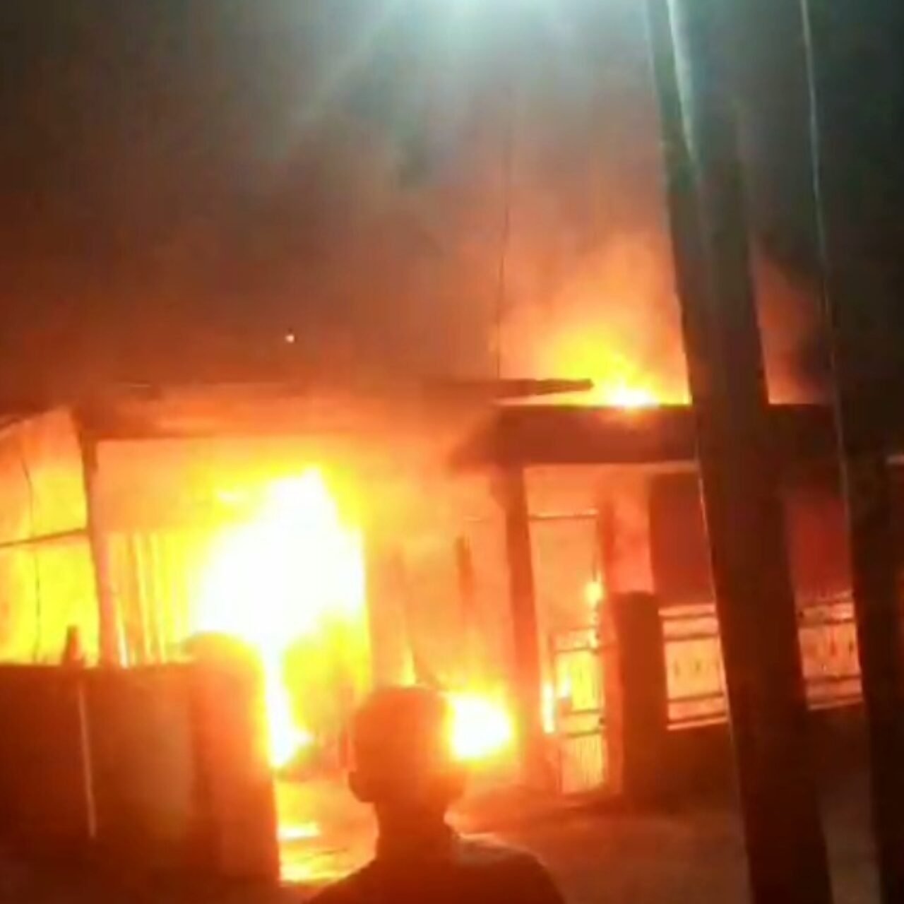 Rumah Warga Azhar Ludes Terbakar Dini Hari, Minim Damkar Banyuasin Disorot