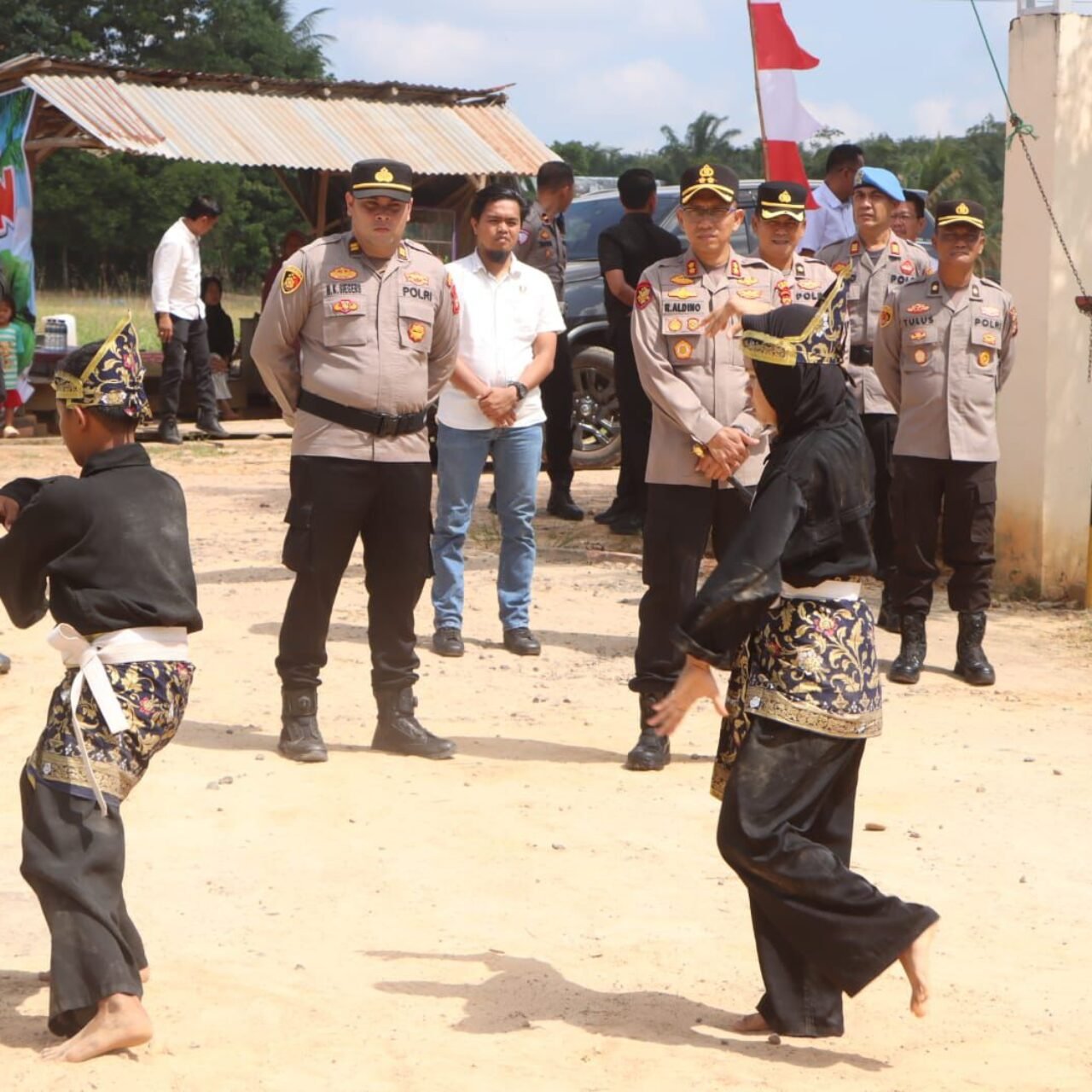 Kapolres Banyuasin AKBP Risnan Aldino Kunjungi Polsek Tungkal Ilir, Salurkan Bantuan Sosial hingga Tebar Benih Ikan