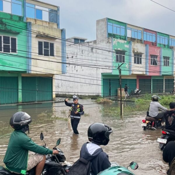 Personil Lantas Polsek Talang Kelapa Bantu Urai Kemacetan dan Evakuasi Kendaraan Mogok Akibat Banjir di KM 13