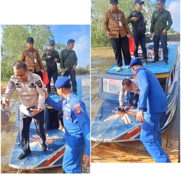Sat Polairud Polres Banyuasin bereaksi cepat membantu Masyarkat yang akan turun dari Speedboat Ke dermaga