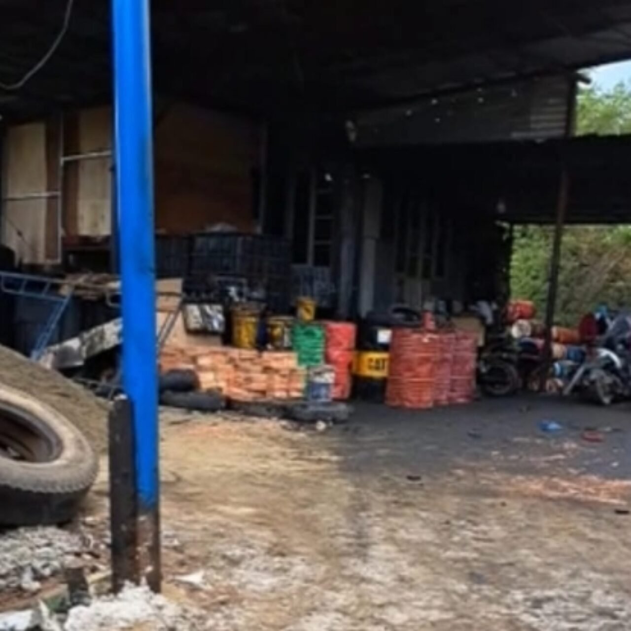 GUDANG PENIMBUNAN OLI BEKAS ILEGAL DI TALANG KERAMAT TERUNGKAP, TIM BPD ALIANSI SAFIK MENDESAK PENINDAKAN TEGAS PEMERINTAH BANYUASIN